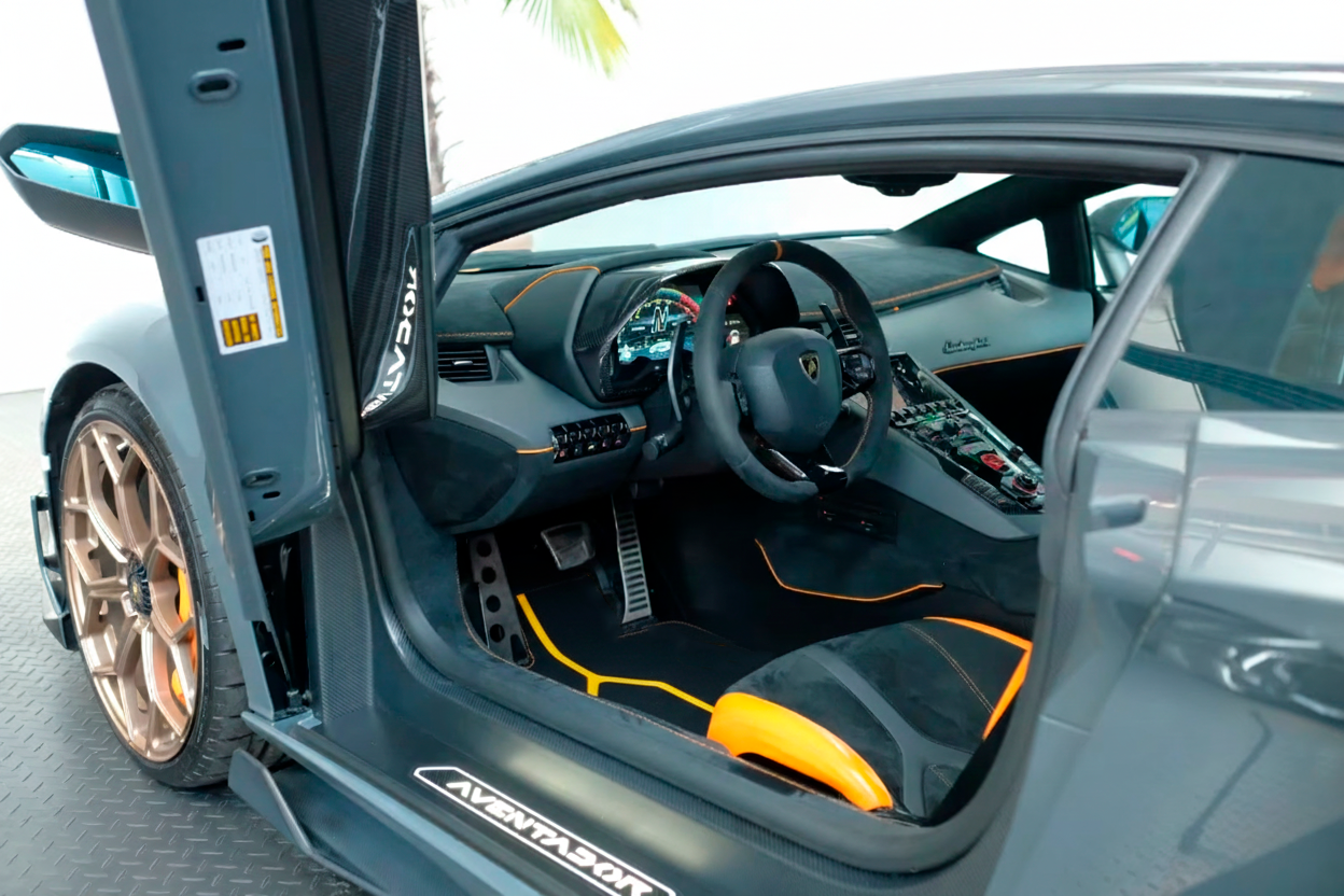 Customizable Leather Floor Mats with Interalced Hex Pattern for Lamborghini Huracan Sterrato (2023-2024) - AutoWin