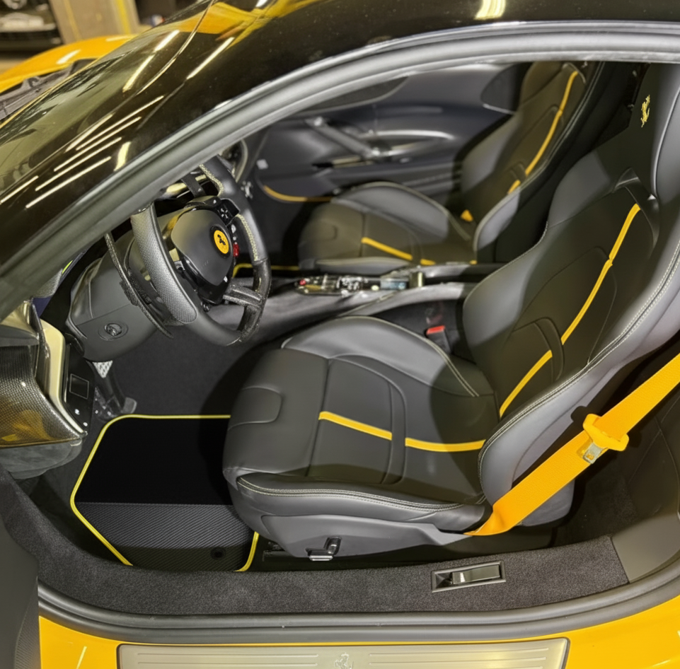 Czarne dywaniki samochodowe do Ferrari SF90 Stradale (2019-2024) z włóknem węglowym | Różne kolory wykończenia - AutoWin