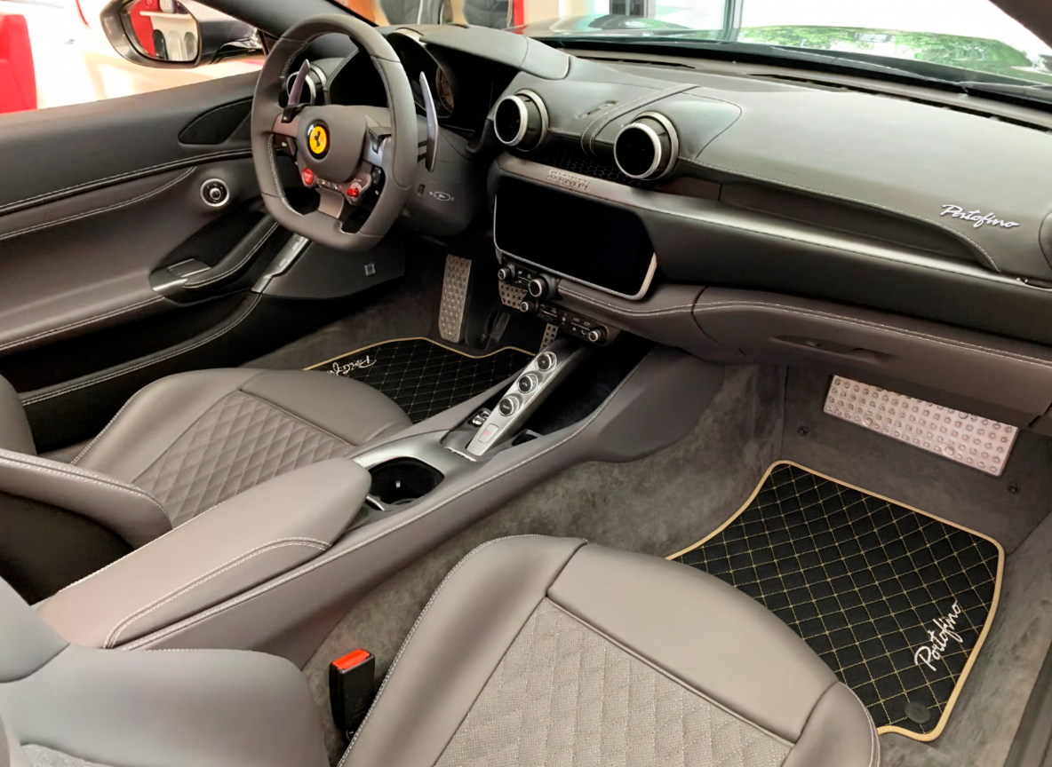 Czarne dywaniki samochodowe do Ferrari Portofino (2018-2023) wydanie włoskie z czerwoną lamówką - AutoWin