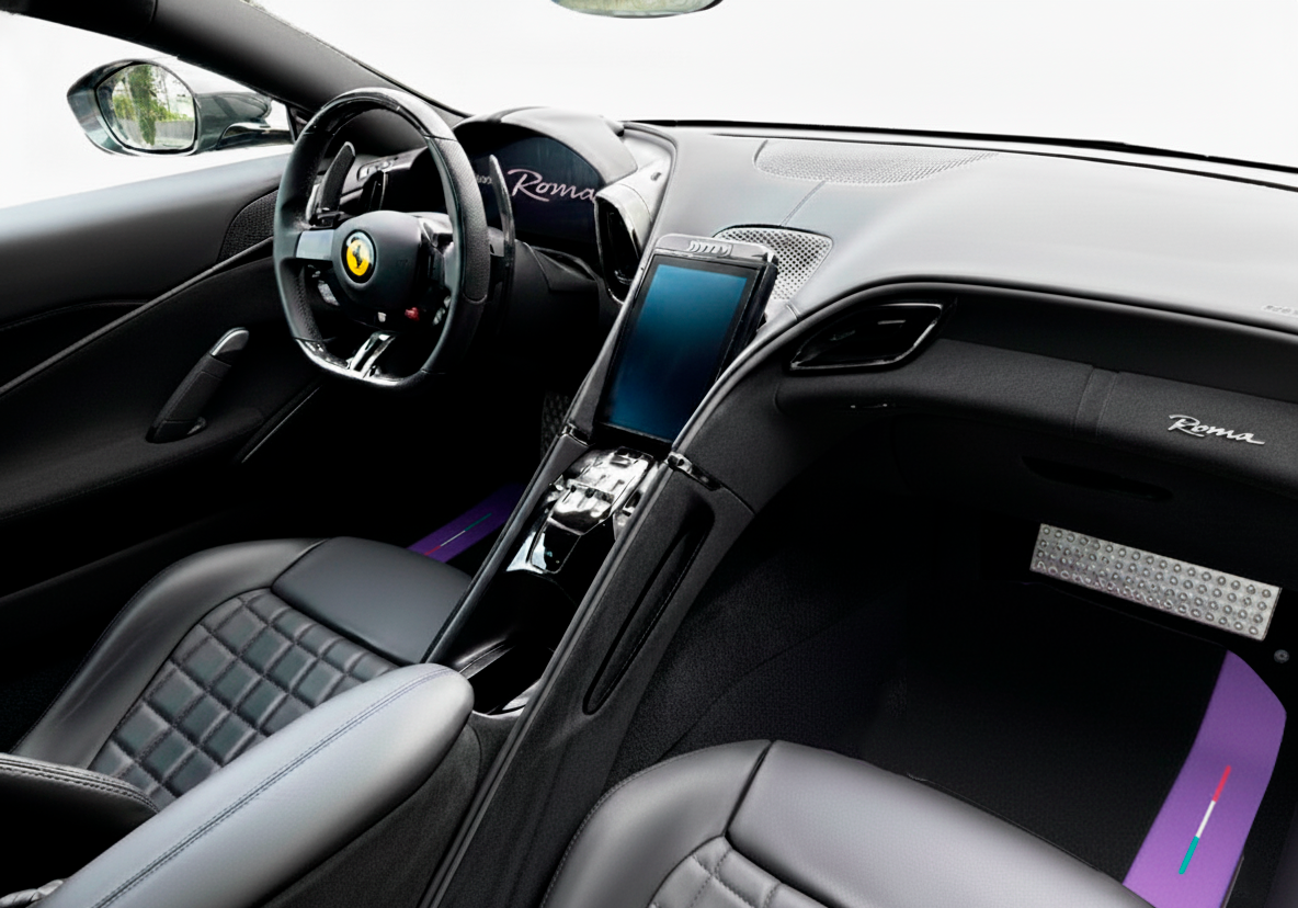 Czarne dywaniki samochodowe do Ferrari Roma (2021-2024) z fioletową skórą | Wydanie włoskie - AutoWin