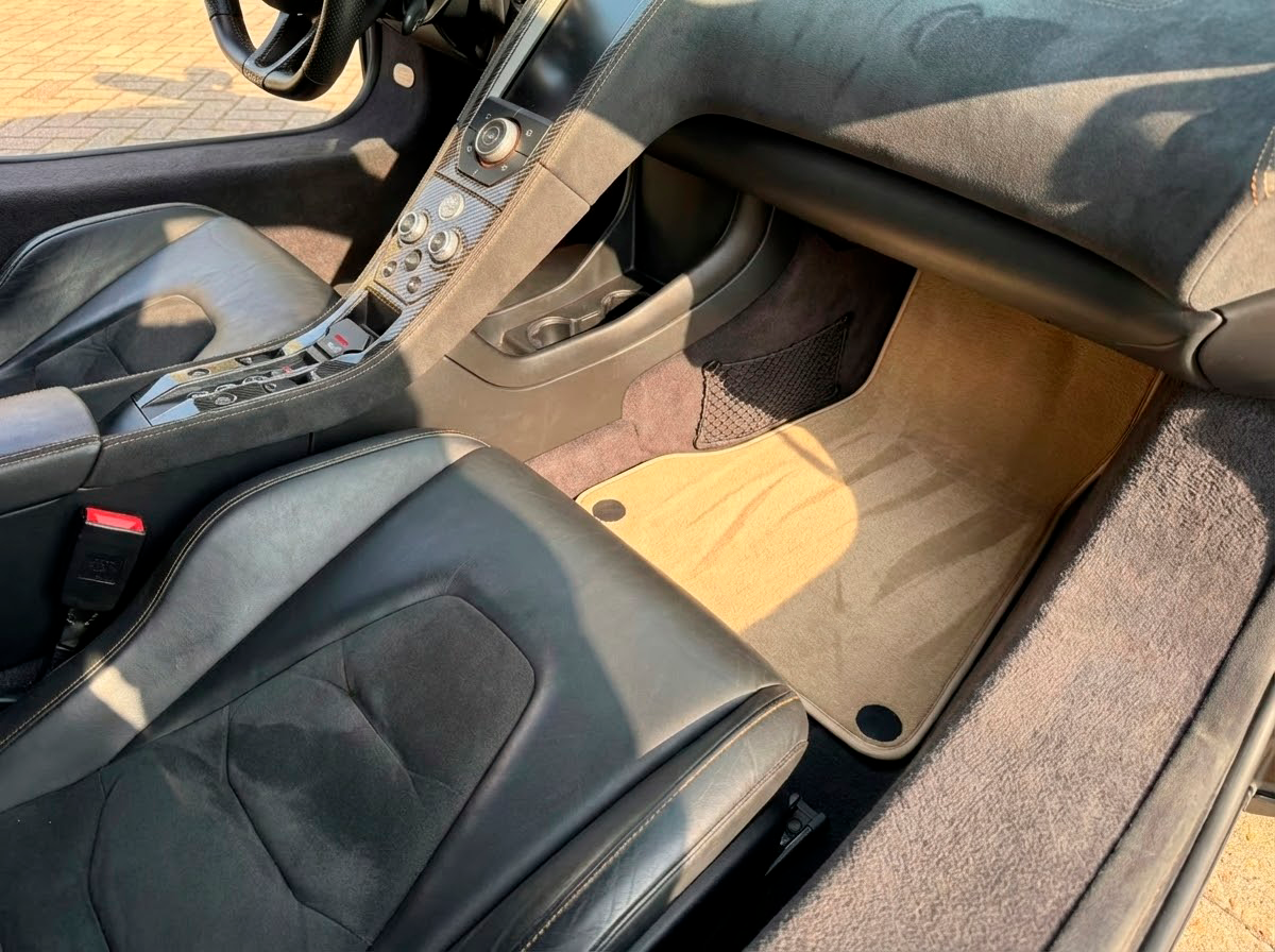 Customizable Leather Floor Mats with Vertical Hex Pattern for McLaren MP4-12C (2011–2014) - AutoWin