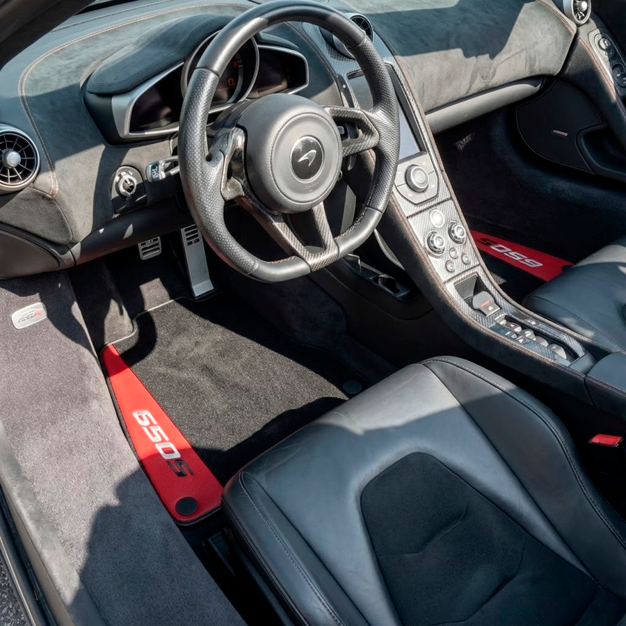 Czarne maty samochodowe dla McLaren 650S dopasowane z czerwonym skórą