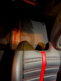 Czarne Dywaniki welurowe samochodowe z włóknem węglowym dla Ferrari F8 Tributo (2019-2023)
