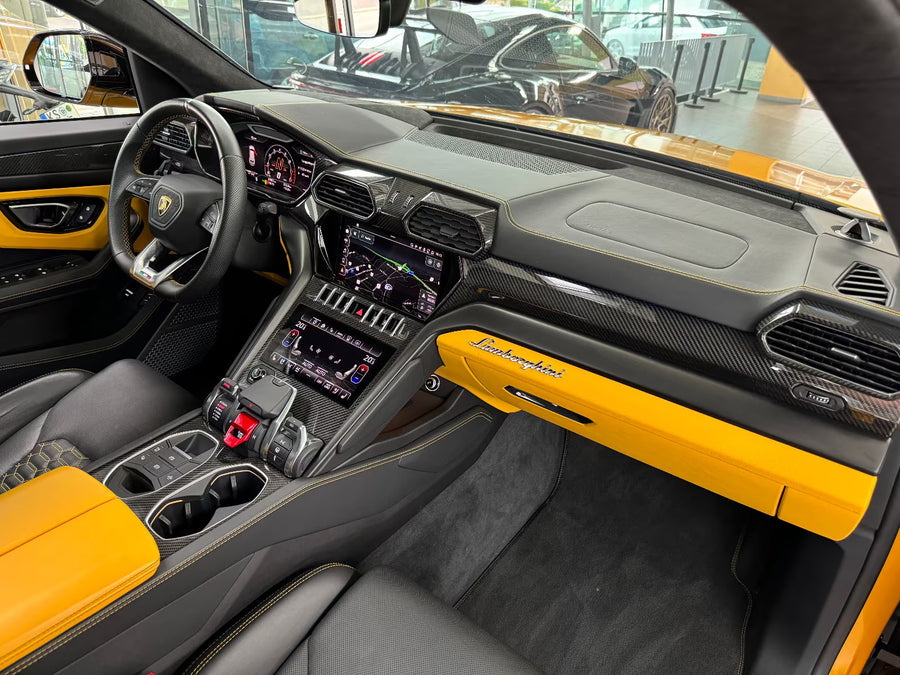 Dywaniki samochodowe dla Lamborghini Urus czarne na miarę z żółtym wykończeniem