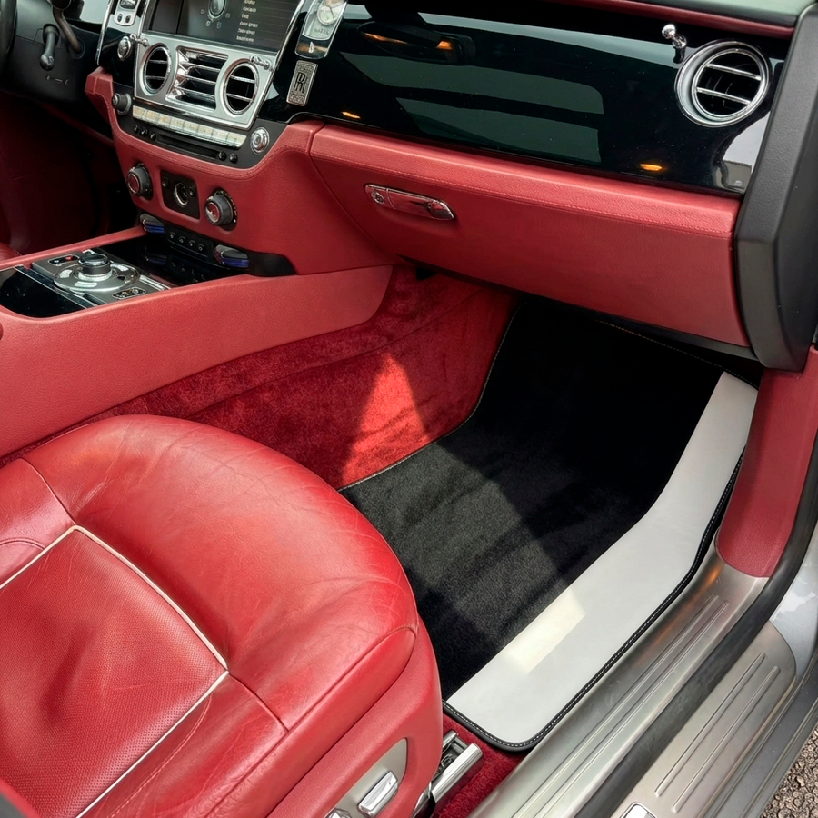 Czarne Dywaniki Samochodowe do Rolls Royce Ghost II (2021–2024) z Białą Skórą
