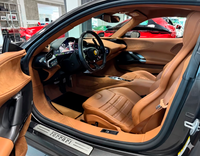 Czarne maty samochodowe do Ferrari SF90 Stradale (2019-2024) z złotą skórą