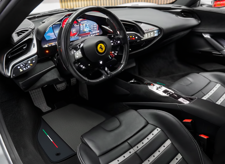 Szare Dywaniki samochodowe dla Ferrari SF90 Stradale (2019-2024) ze skórą