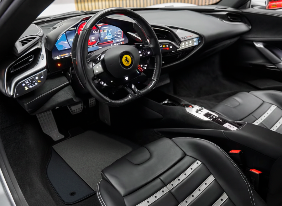 Szare dywaniki samochodowe dla Ferrari SF90 Stradale (2019-2024) ze skóry