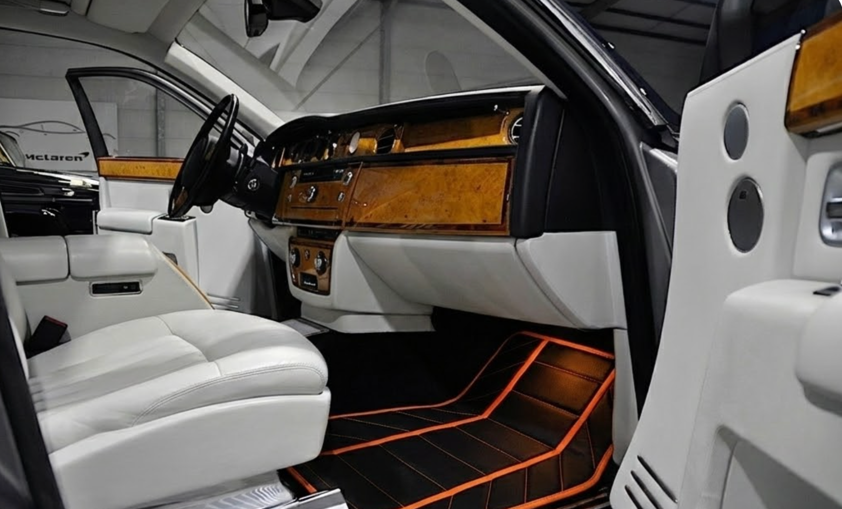Personalizowane dywaniki skórzane do samochodu z heksagonalnym wzorem do Rolls Royce Phantom VIII (2017-2024) - AutoWin