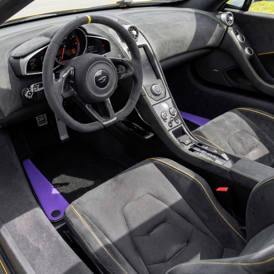 Fioletowe dywaniki skórzane w czarnym kolorze do McLaren 650S (2015-2018) | Czarna obwódka