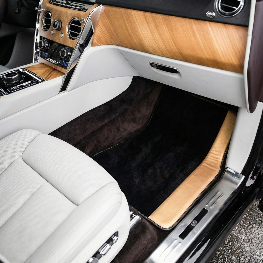 Czarne dywaniki samochodowe do Rolls Royce Cullinan (2018-2025) z złotą skórą