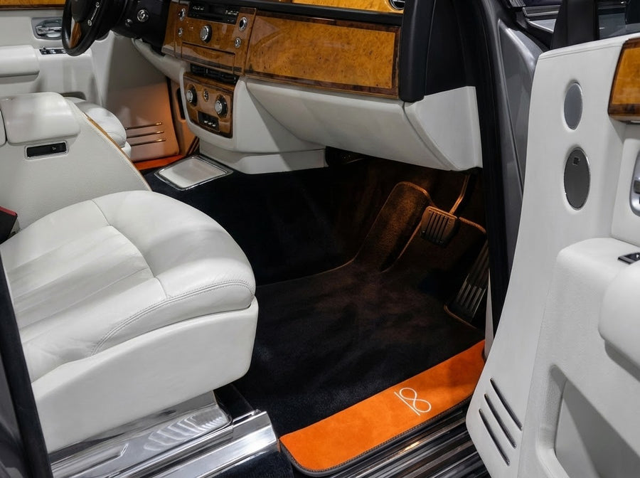 Czarne dywaniki samochodowe dla Rolls Royce Black Badge Phantom VIII (2017-2024) w pomarańczowej Alcantarze