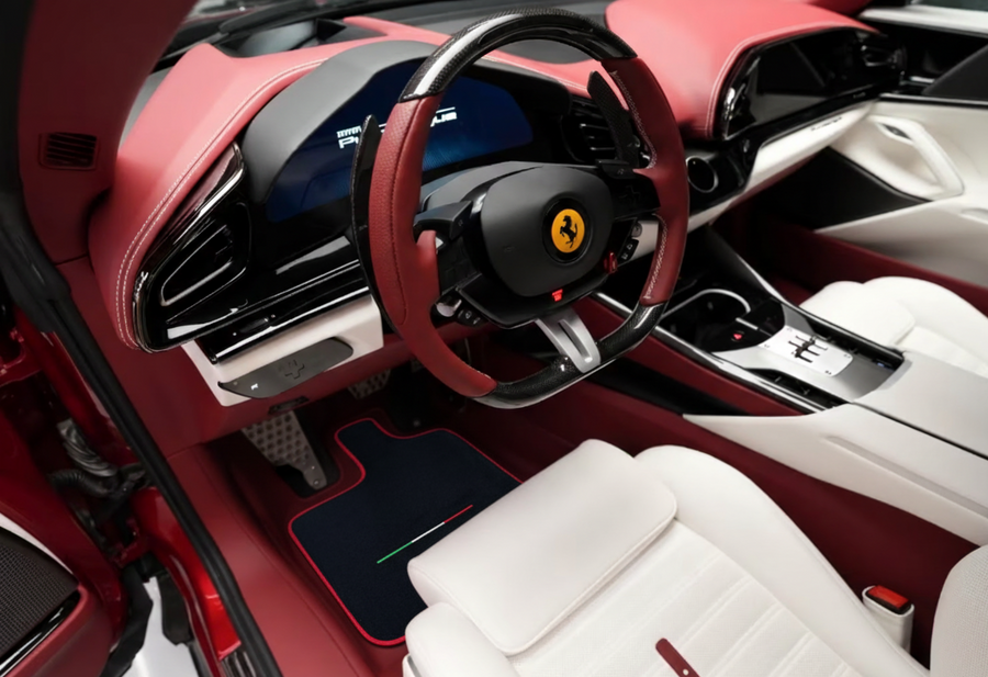 Czarne maty samochodowe do Ferrari Purosangue Long z czerwonym wykończeniem | Edycja włoska