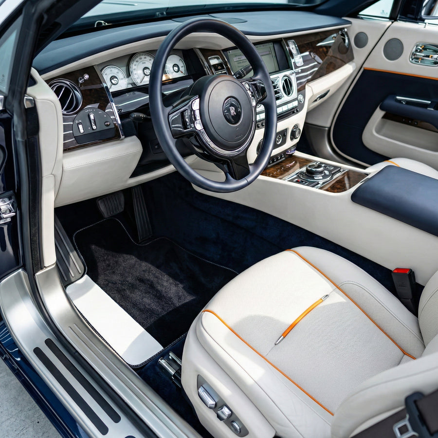 Czarne dywaniki samochodowe dla Rolls Royce Dawn (2016-2023) z białą skórą