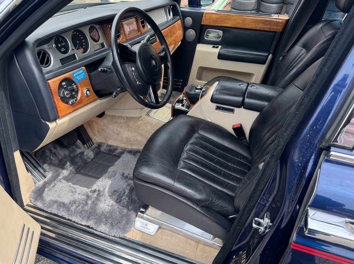 Mata samochodowe z owczej skóry w ciemnoszarym kolorze do Rolls Royce Phantom 2003–2016 Er56 Design