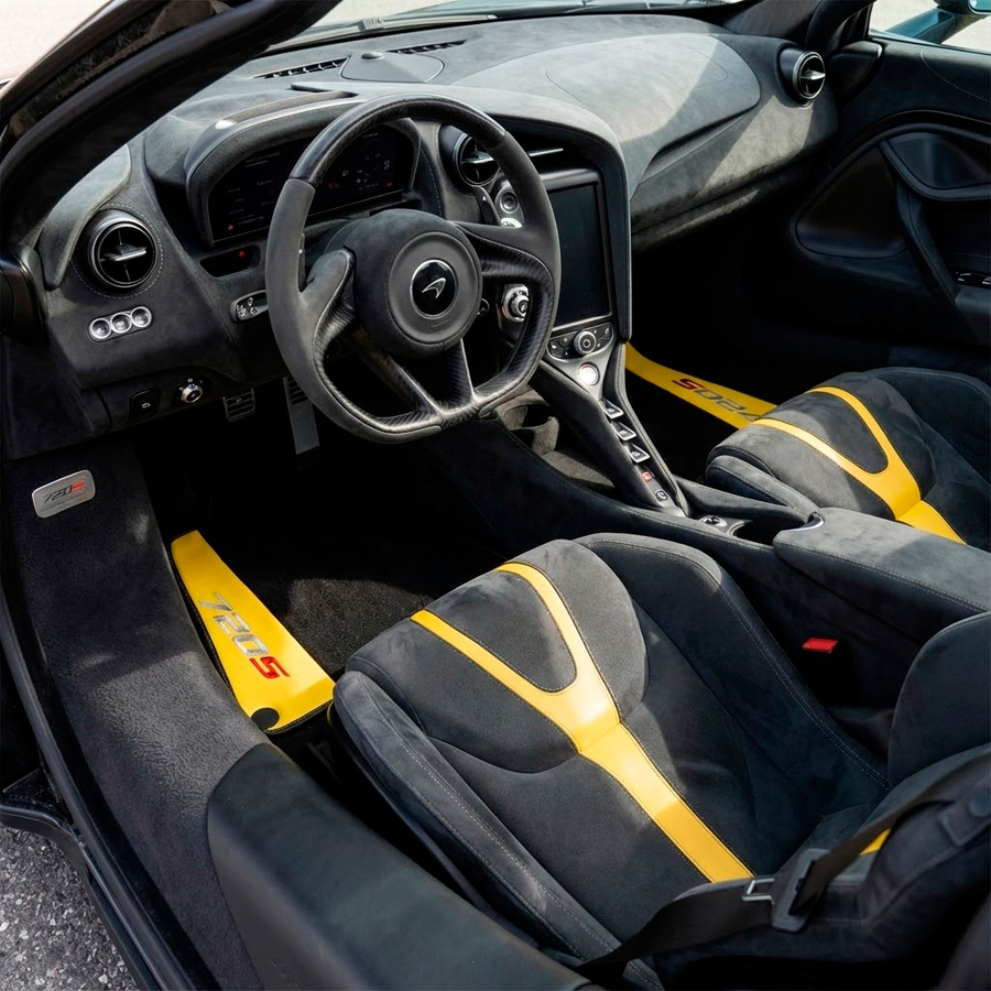 Czarne dywaniki samochodowe do McLaren 720S lata 2017-2021 z żółtą skórą