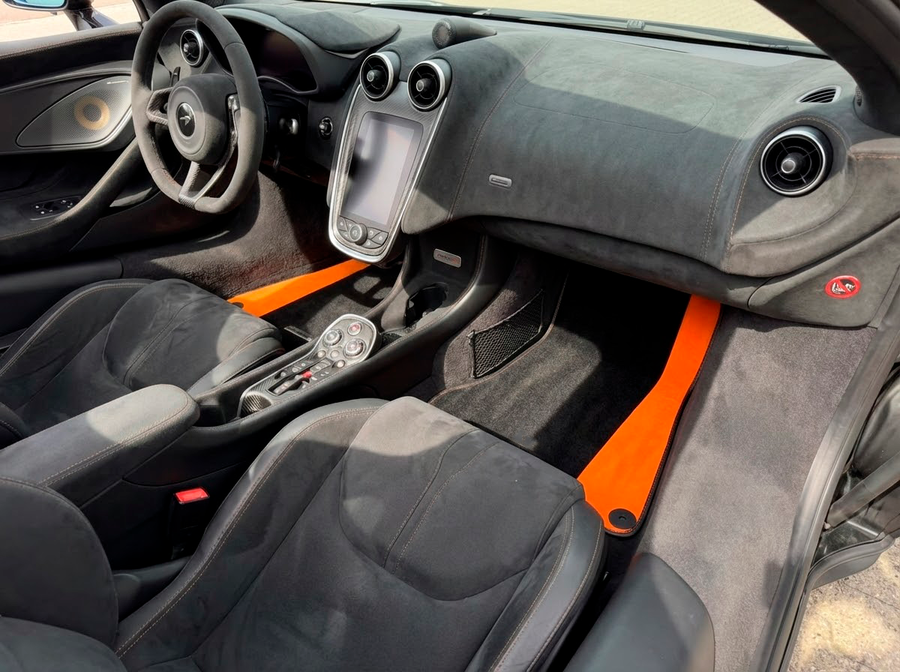 Czarne dywaniki samochodowe do McLaren 600 LT (2018-2020) z pomarańczową skórą Alcantara