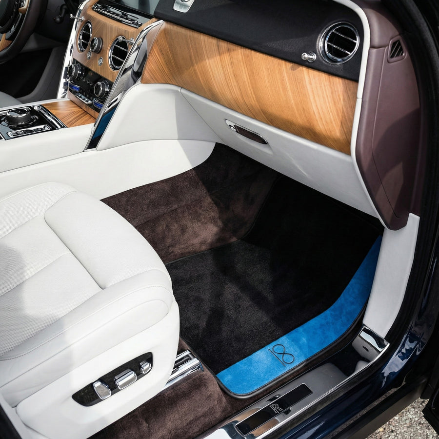 Czarne Dywaniki samochodowe dla Rolls Royce Black Badge Cullinan z niebieską skórą Alcantara
