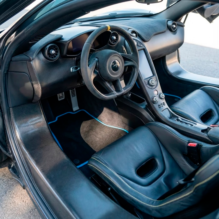 Czarne dywaniki samochodowe do McLaren P1 (2013-2015) z niebieskim wykończeniem