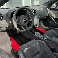 Czarne dywaniki samochodowe do McLaren 600 LT (2018-2020) z czerwoną skórą Alcantara