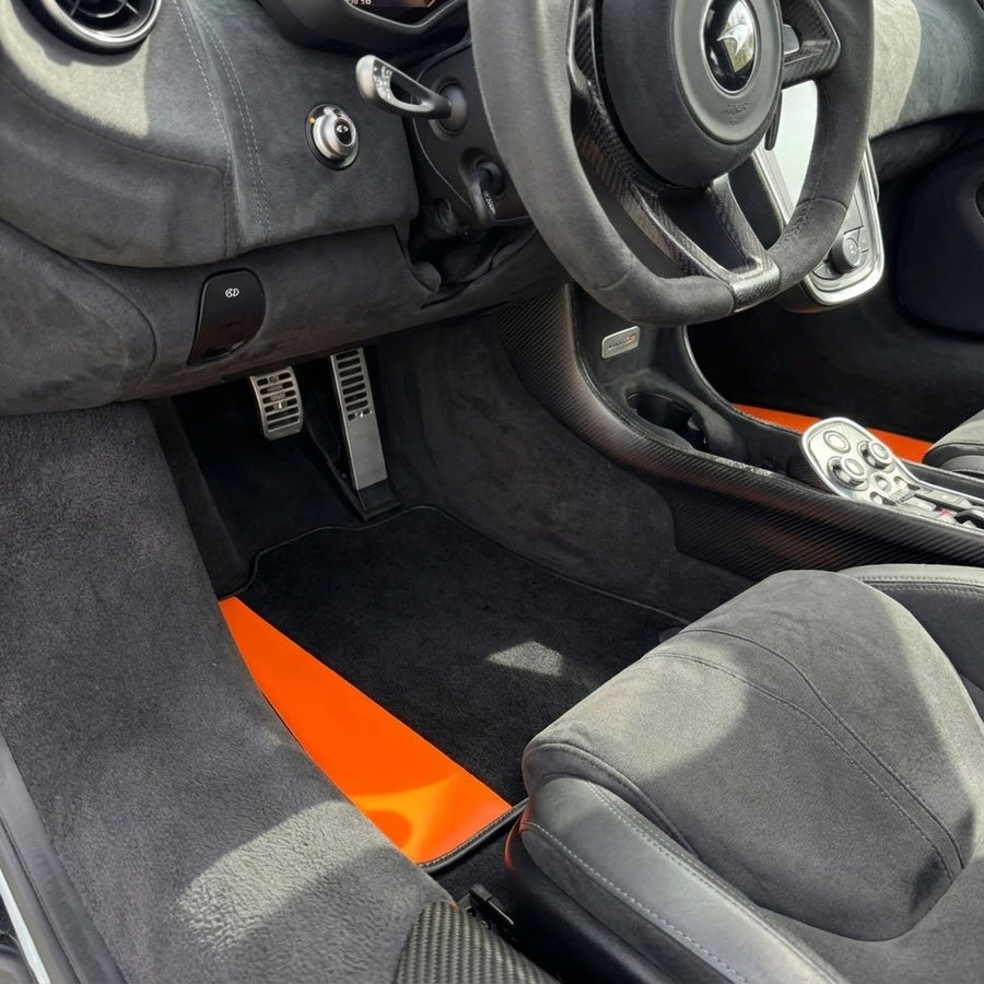 Czarne dywaniki samochodowe dla McLaren 600 LT (2018-2020) z Pomarańczową Skórą