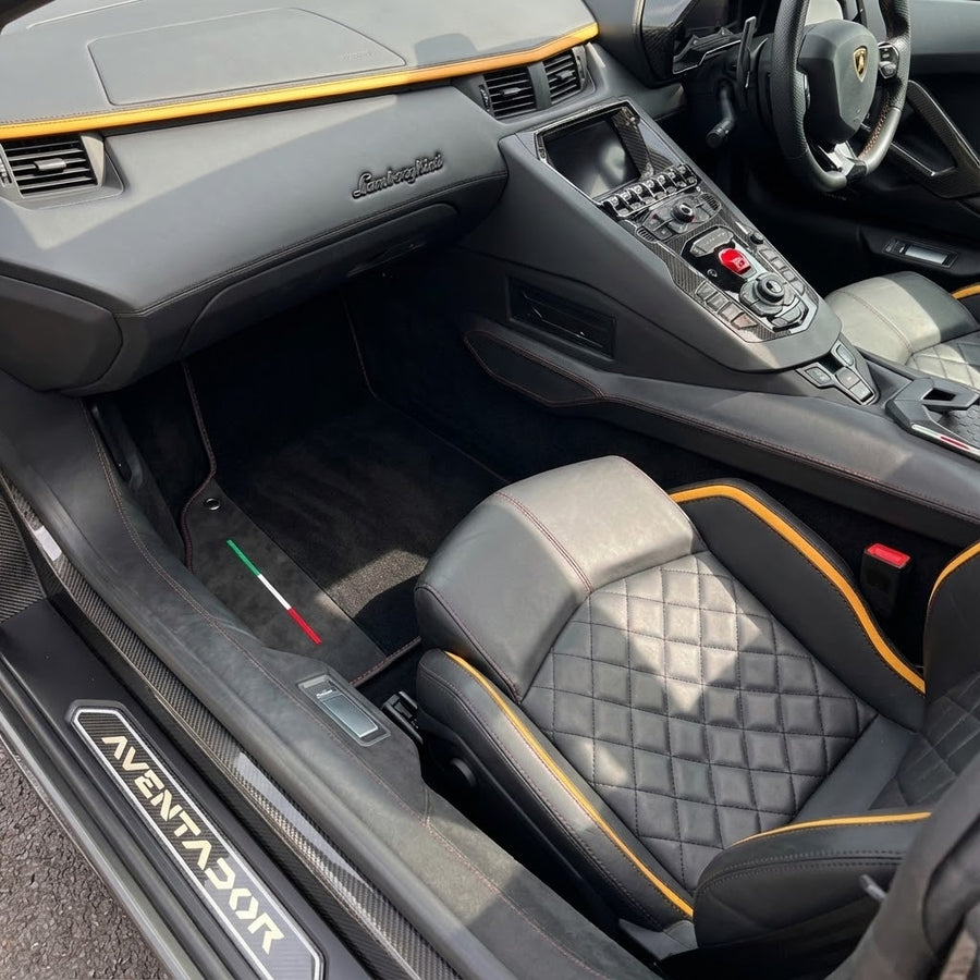 Personalizowane czarne dywaniki samochodowe do Lamborghini Aventador SVJ z alcantary