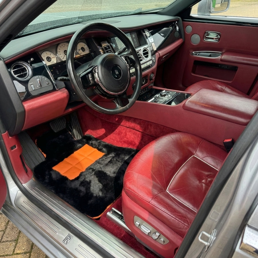 Czarne dywaniki samochodowe z owczej skóry dla Rolls-Royce Ghost Series II (2021-2024) z pomarańczowym wykończeniem