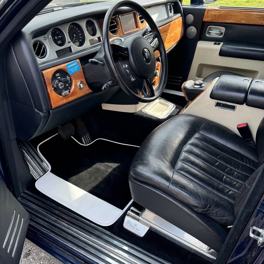 Czarne dywaniki samochodowe do Rolls Royce Phantom Drophead Coupe 2007-2016 z białą skórą | Białe wykończenie