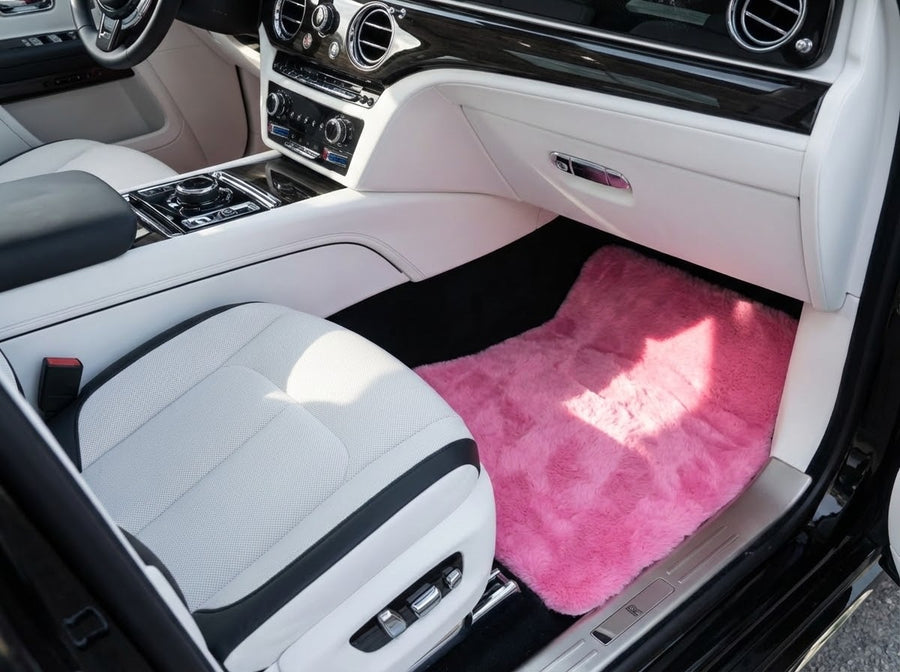 Różowe dywaniki ze skóry owczej do Rolls Royce Spectre (2023-2024) projekt ER56