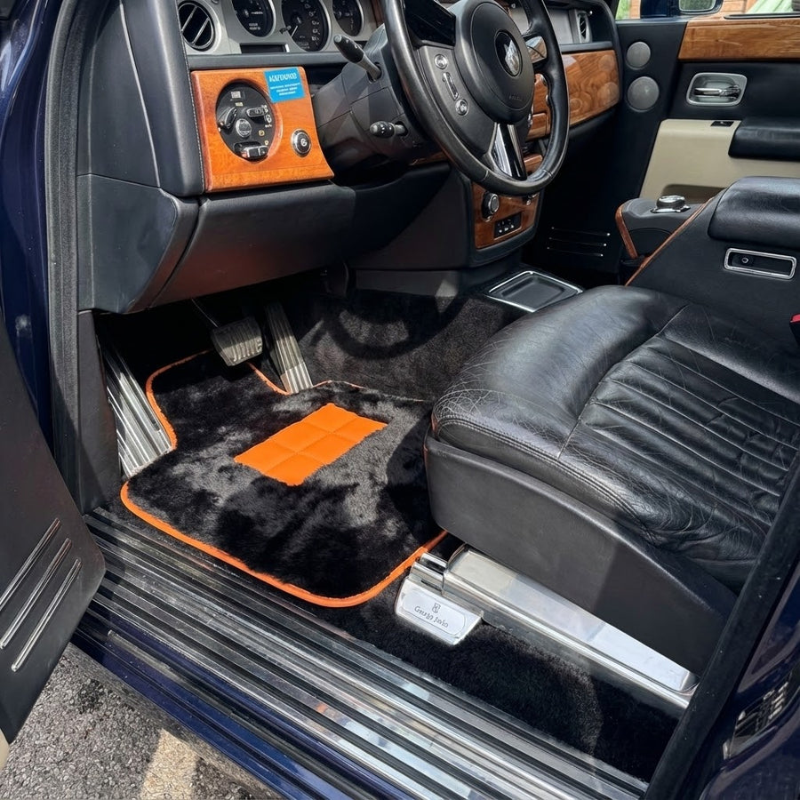 Czarne Dywaniki Samochodowe z Owczej Skóry dla Rolls-Royce Phantom Drophead Coupe (2007-2016) z Pomarańczowym Skórzanym Wykończeniem