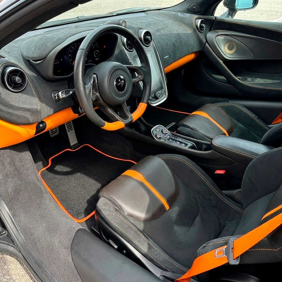 Mata do samochodu dla McLaren 570S (2015-2021) Czarny Dopasowany z Pomarańczowym Wykończeniem