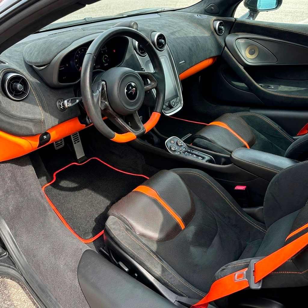 Dywaniki samochodowe dla McLaren 570S (2015-2021) czarne szyte na miarę z czerwonym wykończeniem