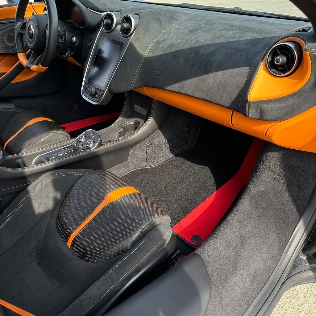 Czarne dywaniki samochodowe do McLaren 570S (2015-2021) z czerwonym alcantarą