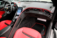 Czarne dywaniki samochodowe do Ferrari Roma (2021-2024) z skórą i czerwonymi wykończeniami