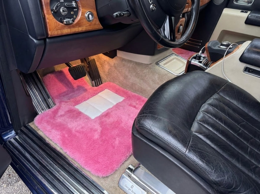 Różowe dywaniki z owczej skóry dla Rolls Royce Phantom Drophead Coupe 2007–2016 Er56 Design