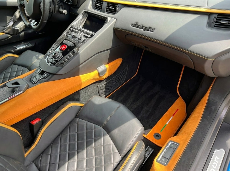 Personalizowane czarne maty samochodowe do Lamborghini Aventador z pomarańczową skórą Alcantara