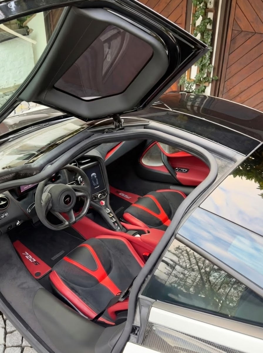 Czarne Dywaniki samochodowe dla McLaren 720S (2017-2021) z czerwoną skórą