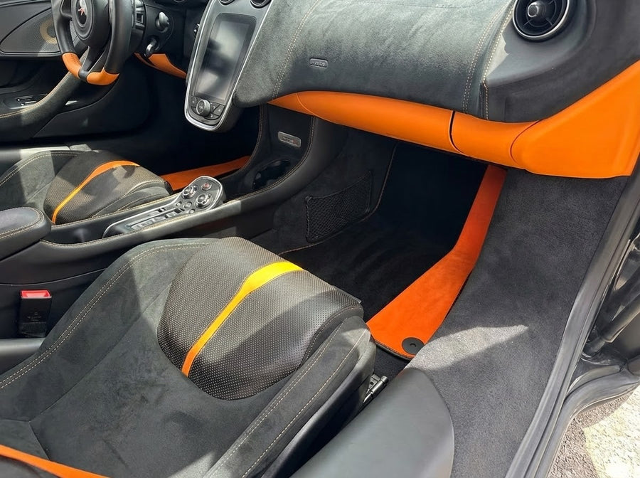 Czarne dywaniki samochodowe dla McLaren 570S (2015-2021) z Alcantarą w kolorze pomarańczowym