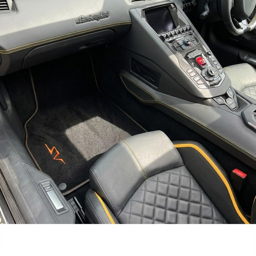 Czarne dywaniki samochodowe do Lamborghini Aventador SV | Wydanie pomarańczowe