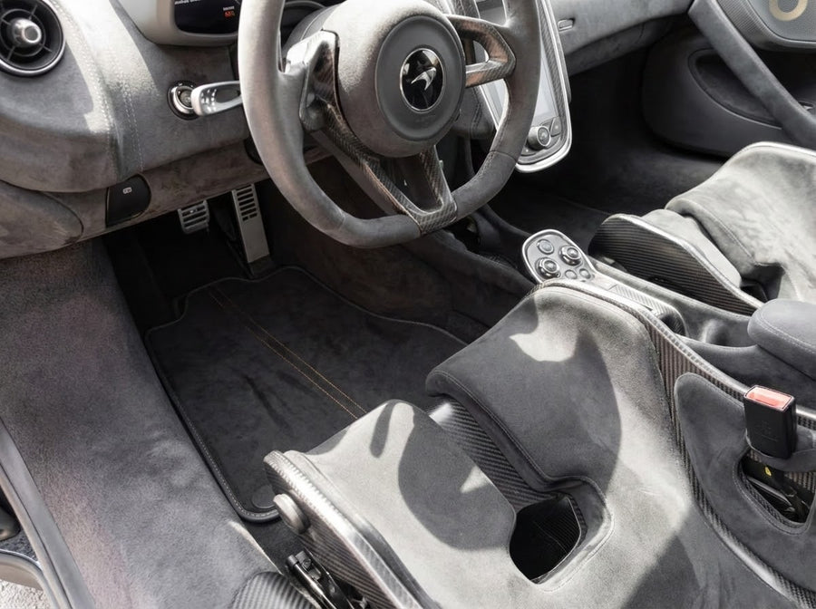 Dywaniki samochodowe do McLaren 600LT (2018-2020) z czarnej Alcantary z pomarańczowym przeszyciem