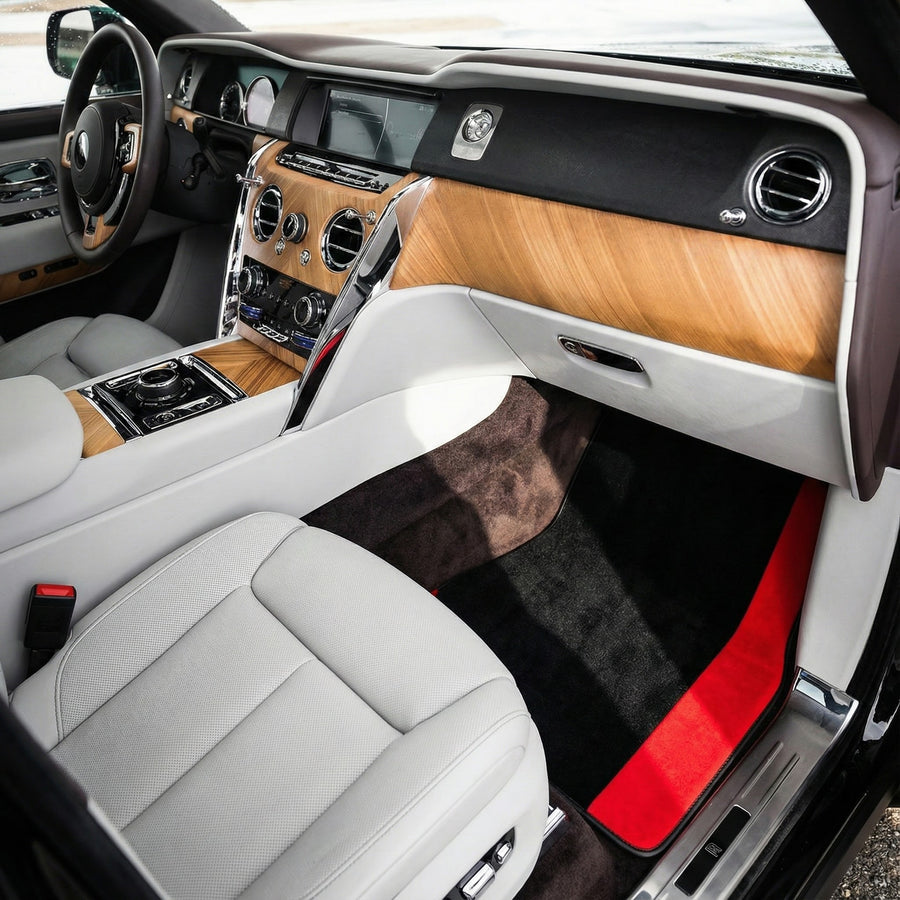 Czarne Dywaniki samochodowe na wymiar do Rolls Royce Cullinan z czerwonym Alcantarą