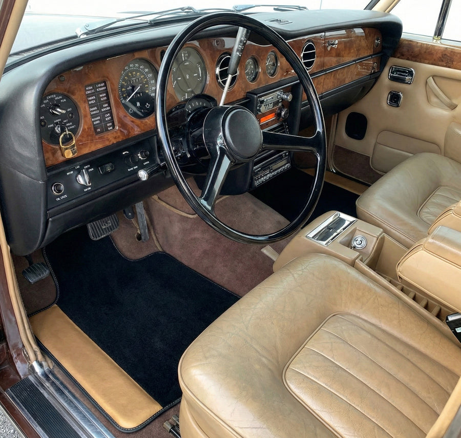 Czarne maty samochodowe do Rolls Royce Shadow (1965-1977) z złotą skórą