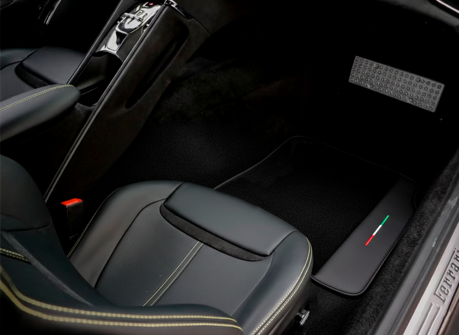Czarne Dywaniki samochodowe do Ferrari GTC4 Lusso (2016-2023) ze skórą