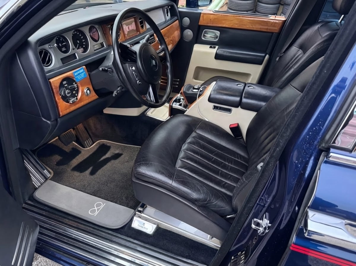 Czarne dywaniki samochodowe dla Rolls Royce Phantom VIII (2017-2024) Fluorescencyjne logo Black Badge