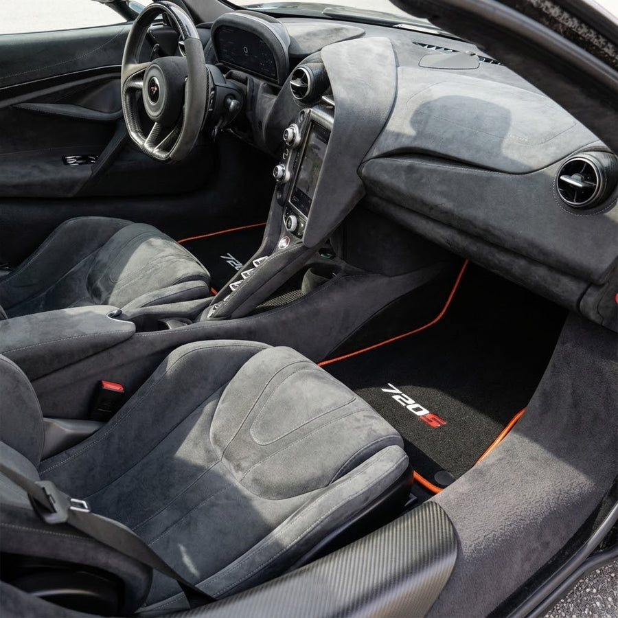 Dywaniki samochodowe do McLaren 720S czarne szyte z pomarańczowym wykończeniem