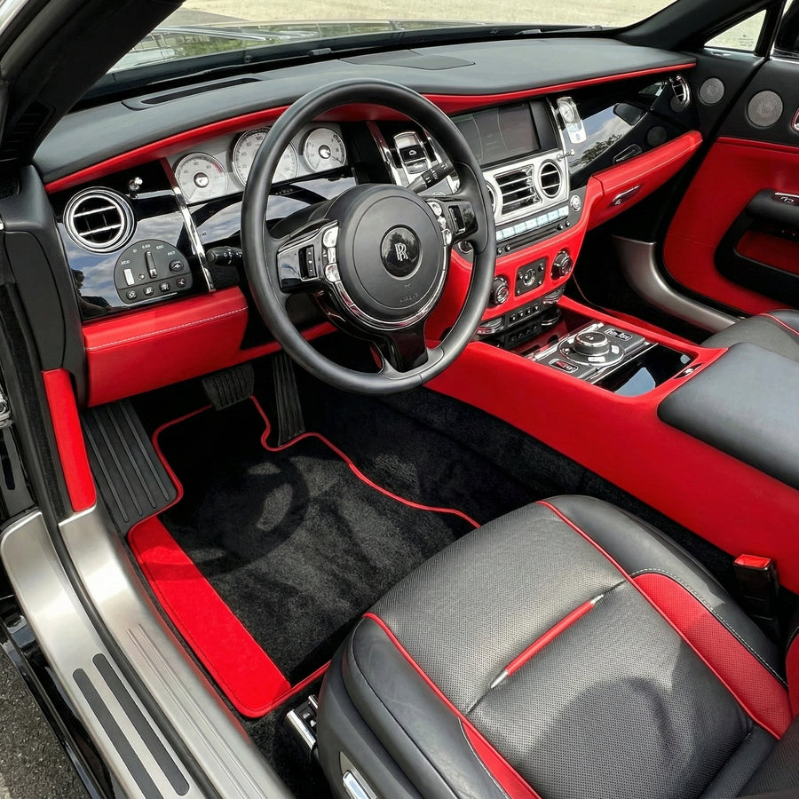 Dywaniki samochodowe na wymiar czarne dla Rolls Royce Dawn (2016-2023) z czerwoną Alcantarą