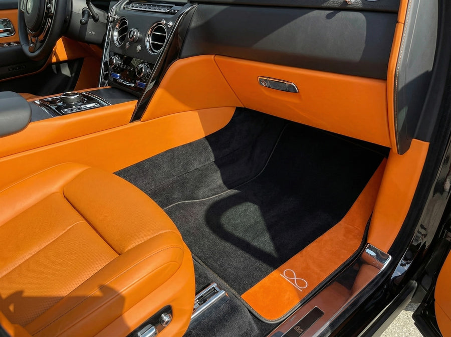 Czarne dywaniki samochodowe do Rolls Royce Black Badge Cullinan z pomarańczową skórą alcantara