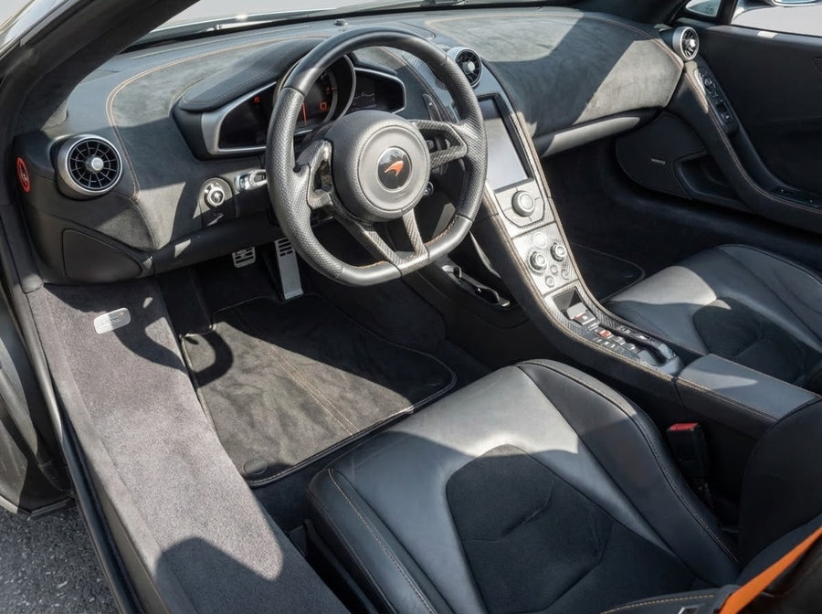 Mats do samochodu dla McLaren 650S (2015-2018) z Alcantary czarnej szytych z pomarańczowymi nitkami