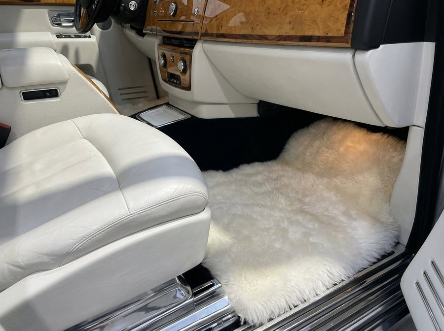 Białe dywaniki samochodowe z owczej skóry do Rolls Royce Phantom 2003–2016 Design Er56