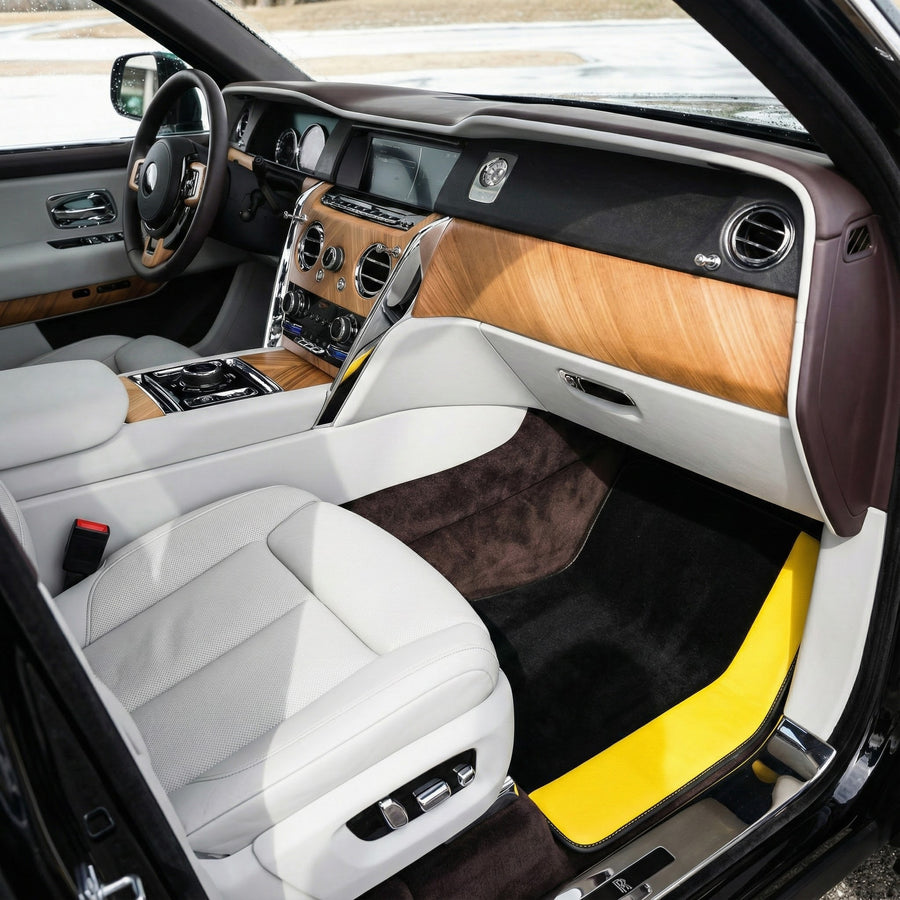 Dedykowane czarne maty samochodowe do Rolls Royce Cullinan z żółtej skóry